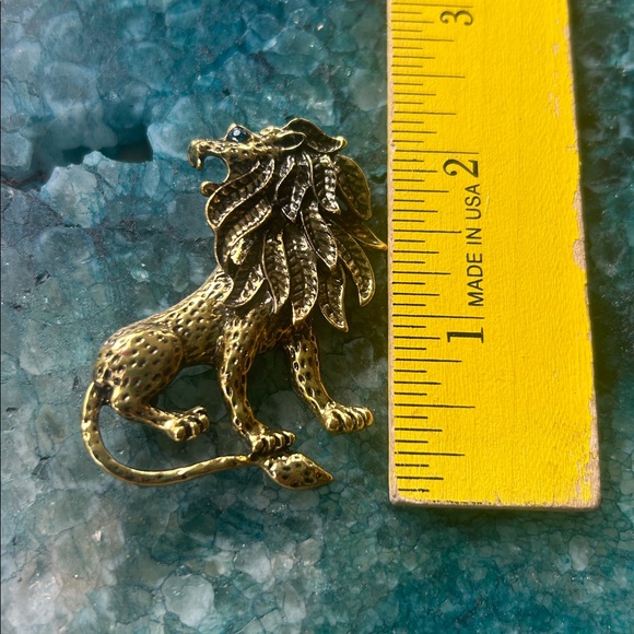 Vintage Gold Lion Brooch - Picture 4 of 5